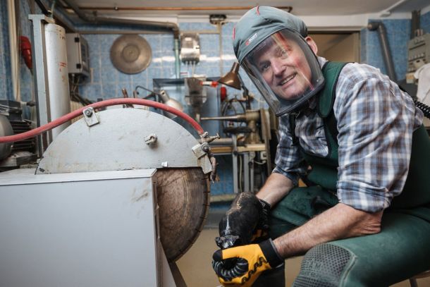 Fotograf für Businessfotos - Firmenimage - Imagefotografie - Andreas Heu - Diamantschleifer bei der Arbeit