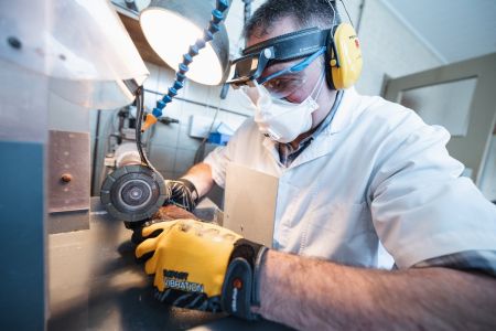 Fotograf für Businessfotos - Firmenimage - Imagefotografie - Andreas Heu - Diamantschleifer bei der Arbeit